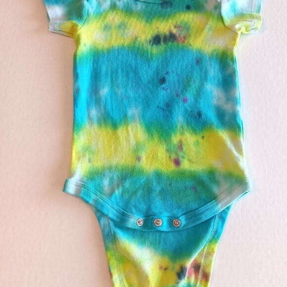 Tie Dye Baby Body Suit With 3 Snap Crotch Blue Yellow Green Size 12-18 Months - Picture 13 of 16